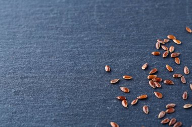 Üstten Görünüm yakın çekim resmi ayrı keten tohumu koyu gri arka plan üzerinde makro.