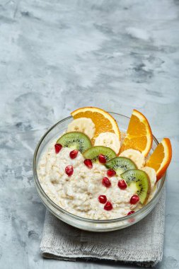 Kahvaltı yulaf ezmesi meyve diyet ve kase yulaf gevreği, seçici odak, yakın çekim