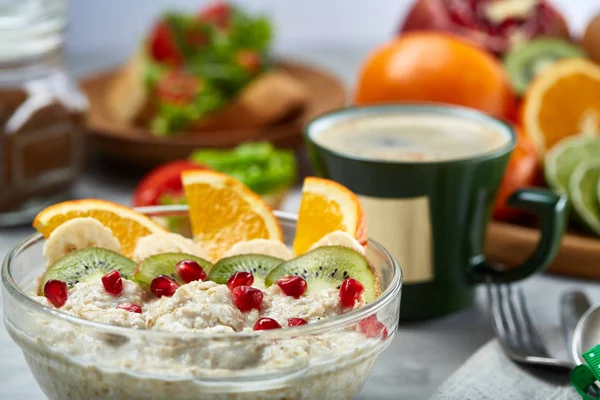 Завтрак натюрморт с овсянкой, фрукты и кофе чашки, вид сверху, избирательный фокус, мелкая глубина резкости . — стоковое фото
