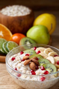 Kahvaltı natürmort ile yulaf lapası ve meyveler, üstten görünüm seçici odak, sığ derinlik-in tarla.