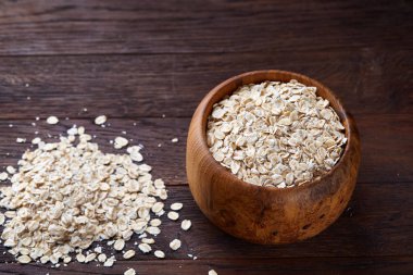 Meyve, kase ve kaşık yulaf gevreği, seçici odak, yakın çekim ile diyet kahvaltı yulaf ezmesi