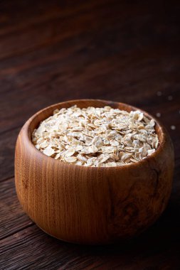 Meyve, kase ve kaşık yulaf gevreği, seçici odak, yakın çekim ile diyet kahvaltı yulaf ezmesi