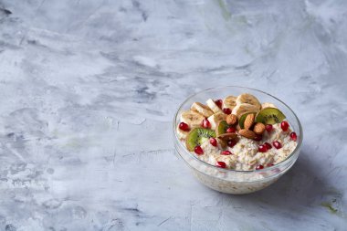 Meyve, kase ve kaşık yulaf gevreği, seçici odak, yakın çekim ile diyet kahvaltı yulaf ezmesi