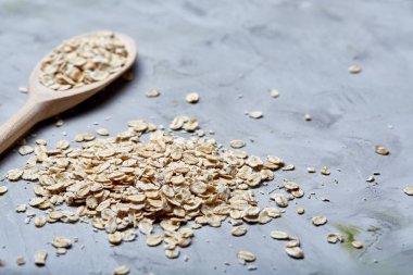 Kase ve izole ahşap arka plan, yakın çekim, üstten görünüm, seçici odak tahta kaşık yulaf gevreği.