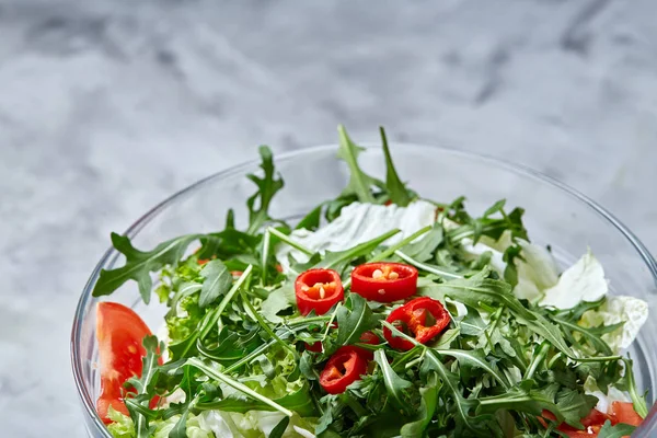 Salada mista dietética em sultana de vidro servida com colher de madeira em fundo branco, foco seletivo — Fotografia de Stock