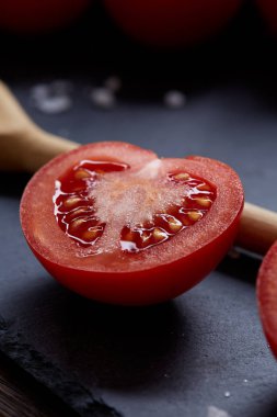 Taze üzüm domates, biber ve tuz ahşap zemin, seçici odak üzerine tahta kaşık ile vejetaryen natürmort