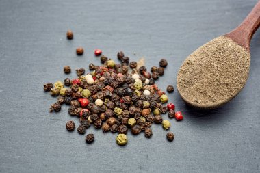 Çince biber, tahta kaşık siyah arduvaz taş plaka üzerinde Sichuan biber