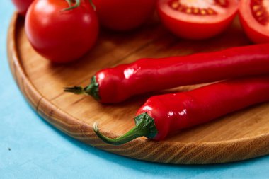 Domates grup ve yarısı ve tatlı biber ahşap plaka, üstten görünüm, yakın çekim, seçici odak bileşimi.