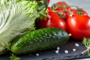 Demet taze domates yeşil taşlı tahtada yaprakları beyaz arka plan, üstten görünüm, yakın çekim, seçici odak üzerinde