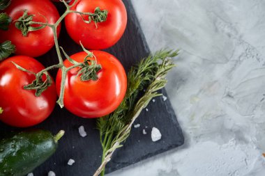 Demet taze domates yeşil taşlı tahtada yaprakları beyaz arka plan, üstten görünüm, yakın çekim, seçici odak üzerinde