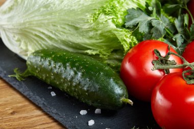 Çeşitli taze sebze ve otlar ahşap rustik arka plan, üstten görünüm, seçici odak yakın çekim natürmort.