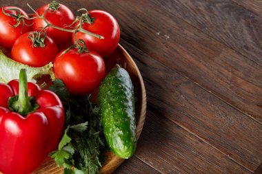 Çeşitli taze sebze ve otlar vintage ahşap arka plan, üstten görünüm, seçici odak yakın çekim natürmort.