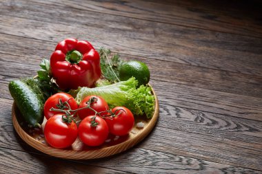 Çeşitli taze sebze ve otlar vintage ahşap arka plan, üstten görünüm, seçici odak yakın çekim natürmort.