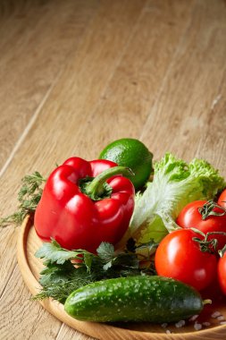 Çeşitli taze sebze ve otlar vintage ahşap arka plan, üstten görünüm, seçici odak yakın çekim natürmort.