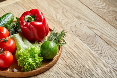 Çeşitli taze sebze ve otlar vintage ahşap arka plan, üstten görünüm, seçici odak yakın çekim natürmort.