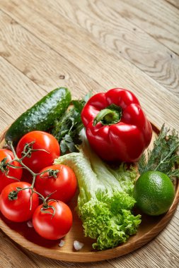 Çeşitli taze sebze ve otlar vintage ahşap arka plan, üstten görünüm, seçici odak yakın çekim natürmort.