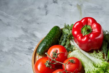 Natürmort beyaz arka plan, seçici odak, yakın çekim ahşap plaka üzerinde taze organik sebze