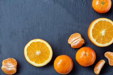 Taze mandalina ve turuncu masa, yakın çekim kesme üzerinde tam ve yarım kesilmiş