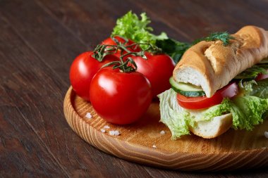 Marul, domates ve peynir ile taze sandviç ahşap ahşap arka plan üzerinde seçici odak tabakta