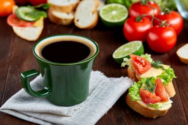 Öğle Yemeği sandviç peyniri ve sebze ile servis narenciye ve kahve, seçici odak, yakın çekim, üstten görünüm