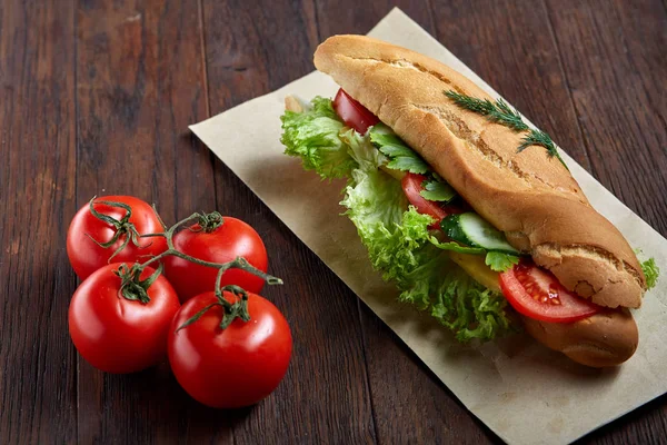 Färska och läckra smörgås med ost och grönsaker på papper servett över trä bakgrund, selektivt fokus, ovanifrån — Stockfoto