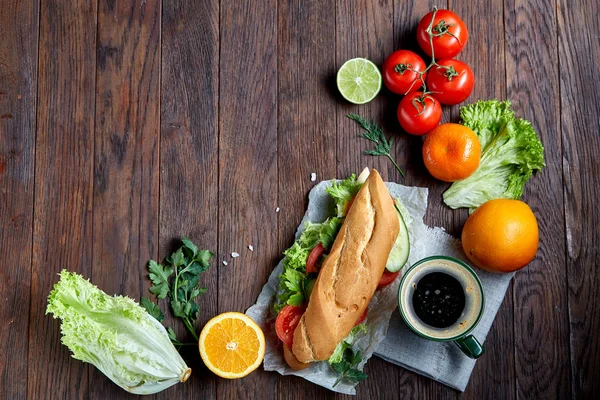 Sándwich de almuerzo con queso y verduras servido con cítricos y café, enfoque selectivo, primer plano, vista superior — Foto de Stock