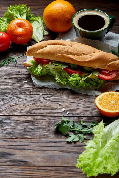 Pranzo sandwich con formaggio e verdure servito con agrumi e caffè, focus selettivo, primo piano, vista dall'alto — Foto Stock