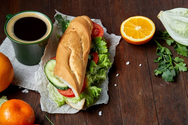 Pranzo sandwich con formaggio e verdure servito con agrumi e caffè, focus selettivo, primo piano, vista dall'alto — Foto Stock