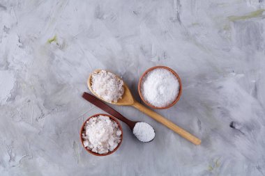 Tuz ve biber kaşık ve açık renkli, üstten görünüm, yakın çekim yuvarlak kase kavramsal kompozisyon