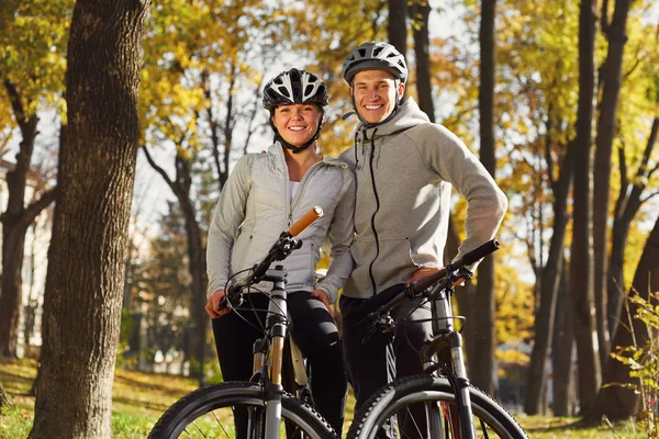 Подсветка фото пары, развлекающейся на велосипеде — стоковое фото