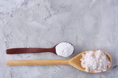 Tuz ve biber kaşık ve açık renkli, üstten görünüm, yakın çekim yuvarlak kase kavramsal kompozisyon