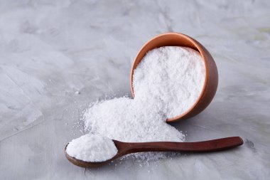 Tuz ve biber kaşık ve açık renkli, üstten görünüm, yakın çekim yuvarlak kase kavramsal kompozisyon