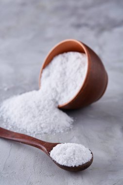 Tuz ve biber kaşık ve açık renkli, üstten görünüm, yakın çekim yuvarlak kase kavramsal kompozisyon