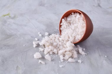 Deniz tuzu seramik kase ve kaşık yemek pişirmek ya da spa beyaz arka plan, üstten görünüm, seçici odak için bileşimi