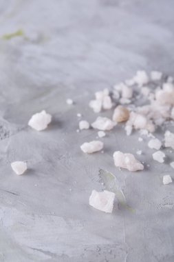 Deniz tuzu seramik kase ve kaşık yemek pişirmek ya da spa beyaz arka plan, üstten görünüm, seçici odak için bileşimi