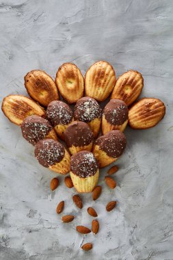 Beyaz arka plan, yakın çekim, seçici odak fan şeklinde düzenlenmiş lezzetli Badem Çerezler