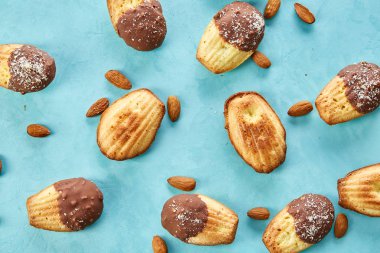 Düzenlenmiş mavi arka plan, yakın çekim, seçici odak, üstten görünüm üzerinde nefis Badem Çerezler.