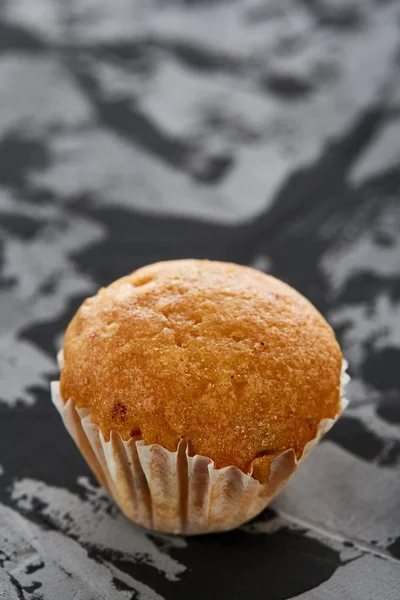 Leckere Muffins im Muster auf leicht strukturiertem Hintergrund, Nahaufnahme, geringe Schärfentiefe, selektiver Fokus. — Stockfoto