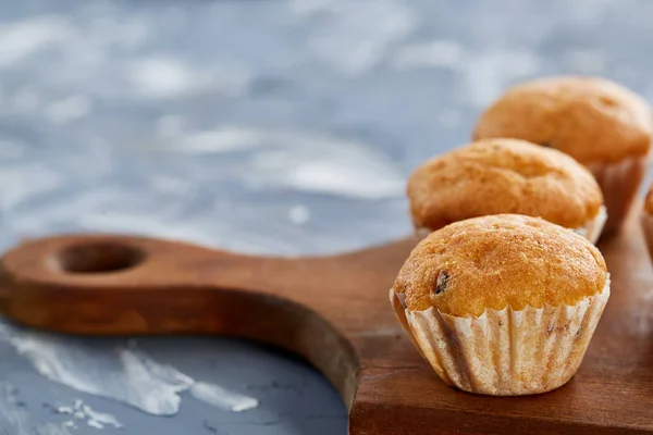 Bovenaanzicht close-up foto van lekkere muffins op de snijplank, ondiepe scherptediepte, selectieve aandacht — Stockfoto