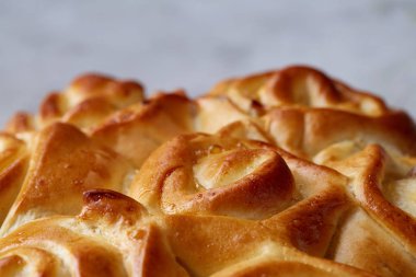 Ev yapımı gül ekmek beyaz dokulu arka plan, yakın çekim, sığ derinlik-in tarla, üstten görünüm