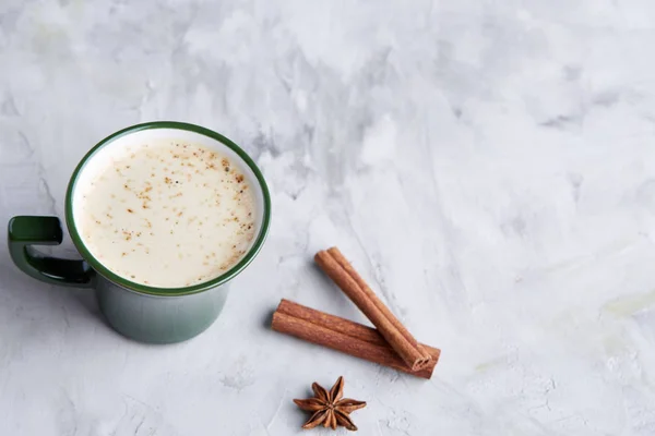 Pâine trandafir de casă, ceașcă de cafea, anason și scorțișoară pe fundal texturat alb, aproape, adâncime superficială a câmpului — Fotografie, imagine de stoc