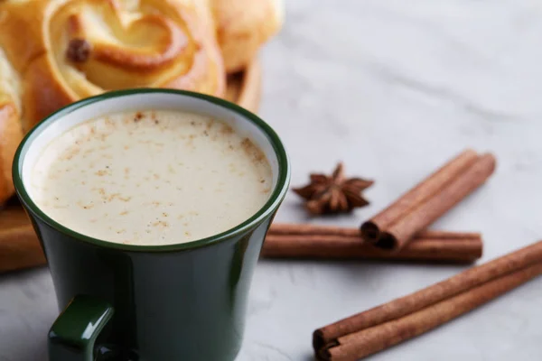 Pan de rosas hecho en casa, taza de café, anís y canela sobre fondo blanco texturizado, primer plano, poca profundidad de campo —  Fotos de Stock