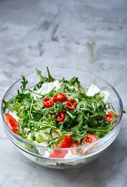 Karışık salata içinde cam sultana beyaz dokulu arka plan, seçici odak, dikey diyet