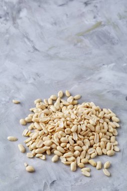 Yığın üzerinde izole peelled fıstık beyaz dokulu arka plan, arka plan, üstten görünüm, yakın çekim, seçici odak