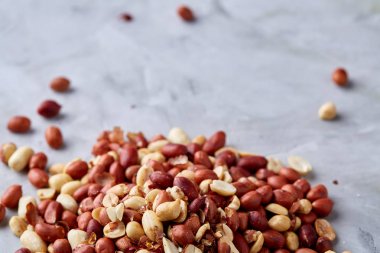 Yığın üzerinde izole karışık ham peelled fıstık beyaz dokulu arka plan, arka plan, üstten görünüm, yakın çekim, seçici odak