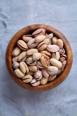 Badem beyaz dokulu arka plan, üstten görünüm, seçici odak kahverengi kase.