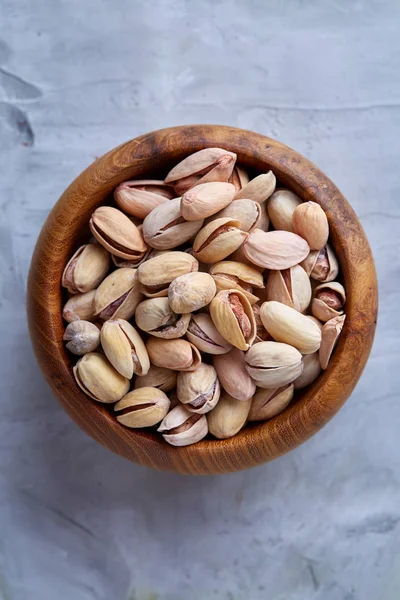 Badem beyaz dokulu arka plan, üstten görünüm, seçici odak kahverengi kase.