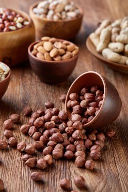 Bir kompozisyon farklı rustik arka plan, yakın çekim, sığ derinlik-in tarla ahşap bir kase içinde fındık çeşitleri