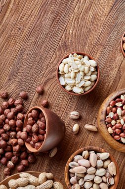 Bir kompozisyon farklı rustik arka plan, yakın çekim, sığ derinlik-in tarla ahşap bir kase içinde fındık çeşitleri