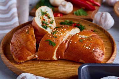 Kırsal mutfağı natürmort pasta, sebze ve otlar üzerinde kesme tahtası üzerinde beyaz arka plan, seçici odak ile.